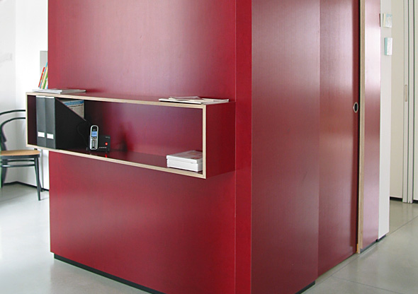 Begehbare Garderobe, rote Betoplan-Platten